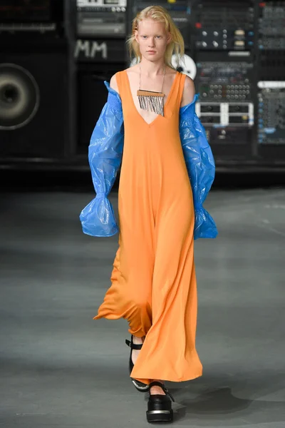 Look 16